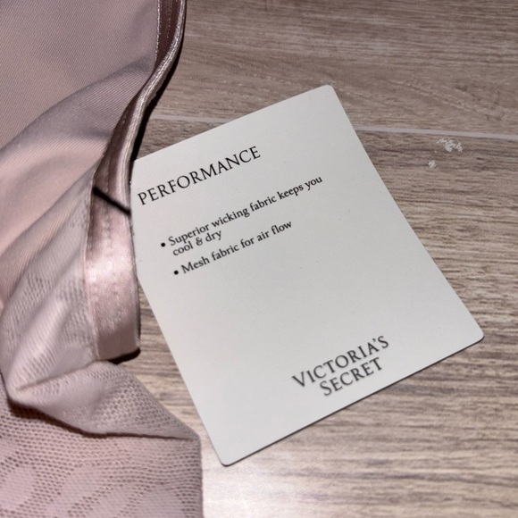 VICTORIA'S SECRET Mock Neck Crop Top - Picture 4 of 4